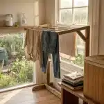 Faut-il vraiment laver ses vêtements après chaque utilisation pour préserver la planète ? Des vêtements qui sèchent dans un intérieur écologique